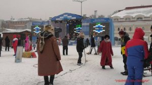 Парад Снегурочек и первый победитель