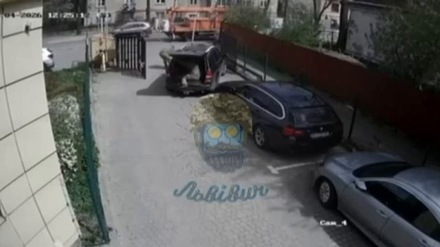 🇺🇦Людоловы во Львове сбили мать, которая пыталась остановить бус с мобилизованным сыном, затем…🔽