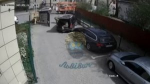 🇺🇦Людоловы во Львове сбили мать, которая пыталась остановить бус с мобилизованным сыном, затем…🔽