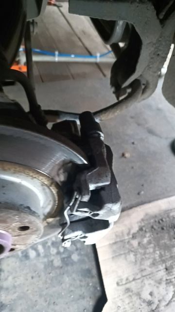 Пежо 508 замена задних тормозных колодок.