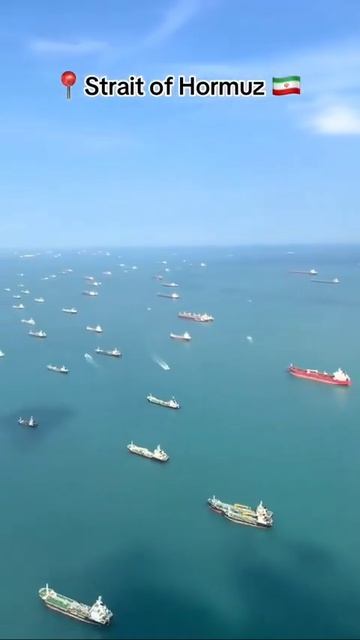 Вид с высоты птичьего полёта на скопление нефтяных танкеров в районе Ормузского пролива.