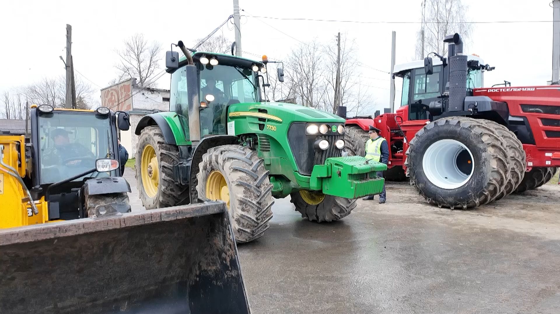 Русский, белорус, китаец. аграрии готовят технику к полевым работам