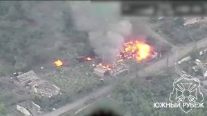 🇷🇺Расчёт 152-мм орудия 2С5 «Гиацинт-С» Южной группировки войск уничтожил склад боеприпасов ВСУ…