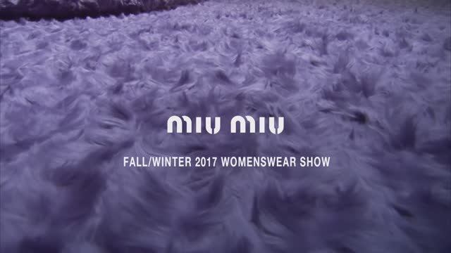 Показ женской коллекции Miu Miu осень-зима 2017-2018