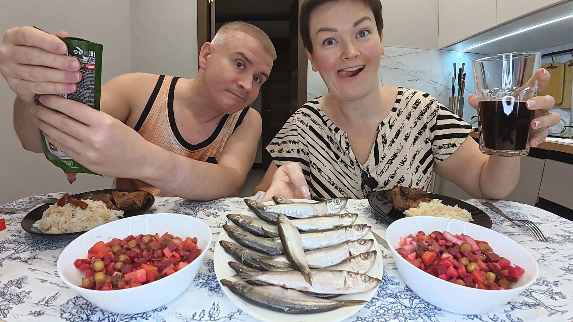 Мукбанг всё ВЗВАЛИЛА на свои ПЛЕЧИ, а Вован ХОРОШО устроился, на ВСЁМ ГОТОВОМ! Семейный ужин Россия