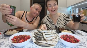 Мукбанг всё ВЗВАЛИЛА на свои ПЛЕЧИ, а Вован ХОРОШО устроился, на ВСЁМ ГОТОВОМ! Семейный ужин Россия