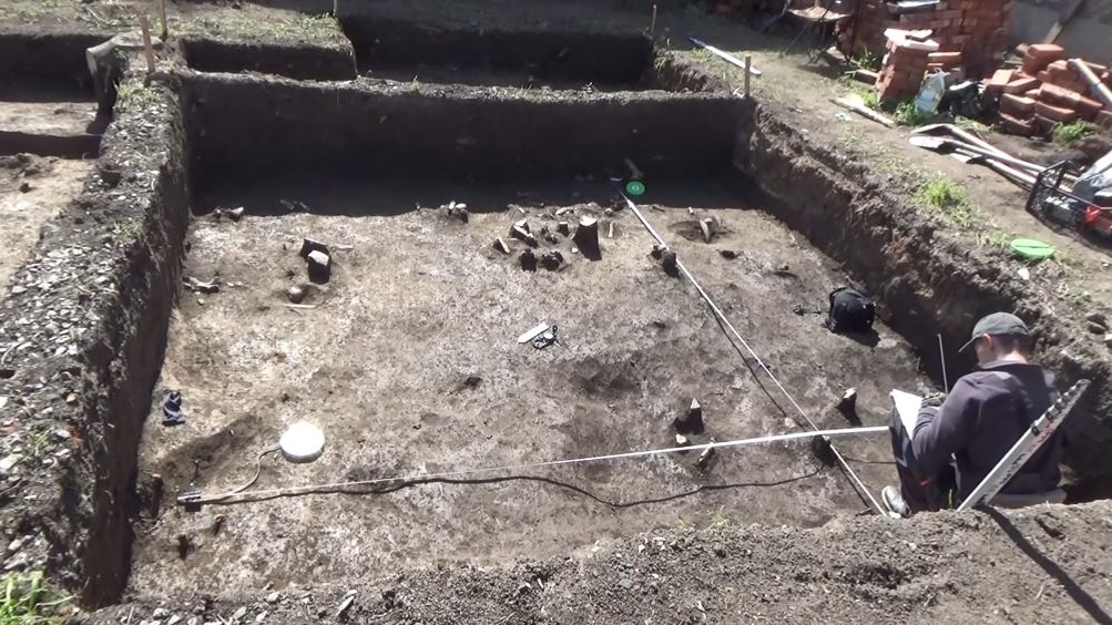 Мостовая на раскопе по улице Комсомольская, 28А