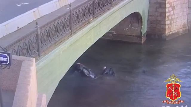 Легковушка влетела в Обводной канал в Питере.