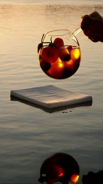 Одинокий матрас на воде природа спокойствие