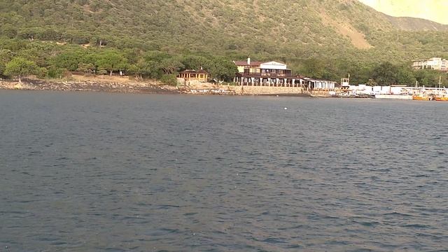 Дельфины играют в Чёрном море в Большом Утрише, а с этой горы мы только спустились.