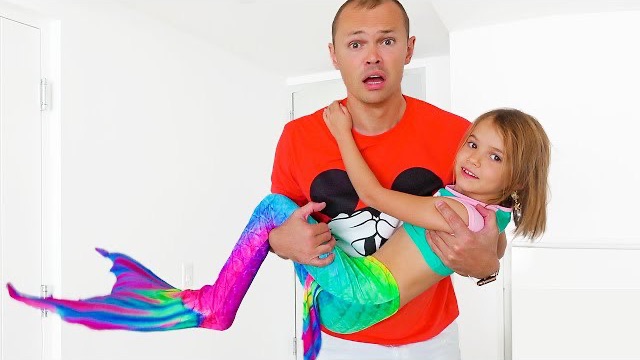 Катя и Макс играют в русалку