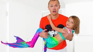 Катя и Макс играют в русалку