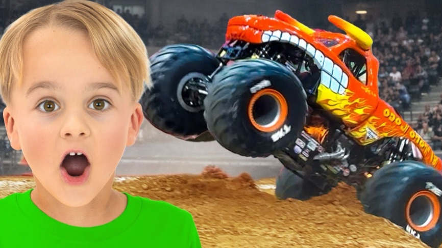 Дети играют с машинками и посещают шоу Monster Jam