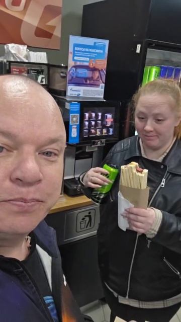 Заехали на заправку перекусить.  8 часов без еды  #заправка #хотдогназаправке #перекусвдороге