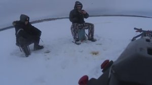 ВЗЯЛ МУЖИЧКА НА РЫБАЛКУ А ОН ВПЕРВЫЕ ЛОВИТ ЭТУ РЫБУ ЗИМОЙ!