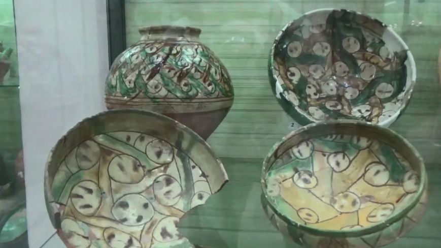 Сервиз из сосудов с розетками из лент