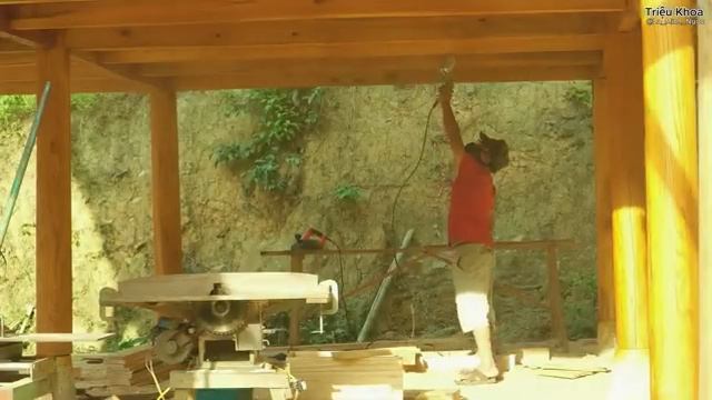 Молодая женщина строит современный деревянный дом спрятанный в лесу всего за 301 день с помощью