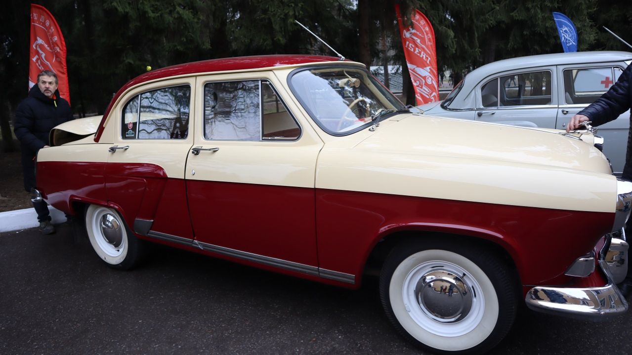 Выставка автомобилей на праздновании 90 лет Президентскому полку