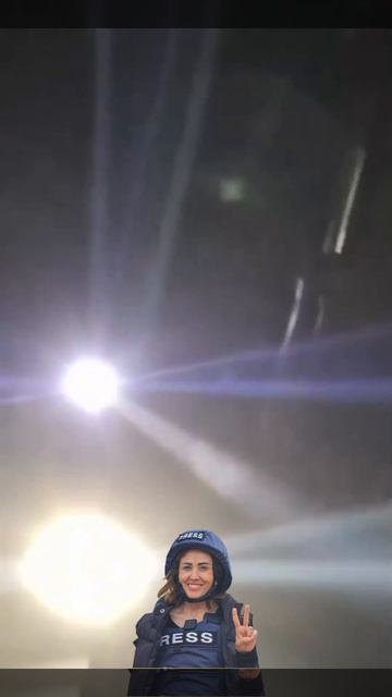 Ливанская журналистка Амаль Халиль (на фото) погибла в результате израильского авиаудара. Тело ...