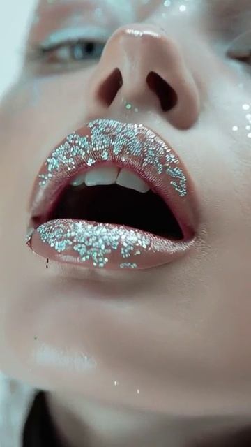 В блёстках и жемчугах