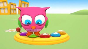 Совенок Хоп играет в разноцветный песок