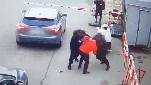 В Москве доставщик напал на охранников за то, что они не дали ему проехать

Мужчина на скутере хотел