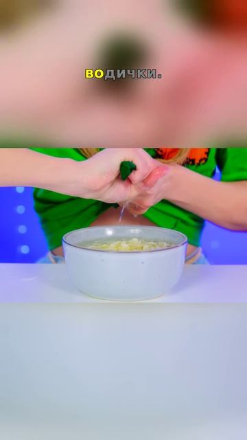 😱 Она заварила ЛАПШУ ПОД ДОЖДЁМ?!