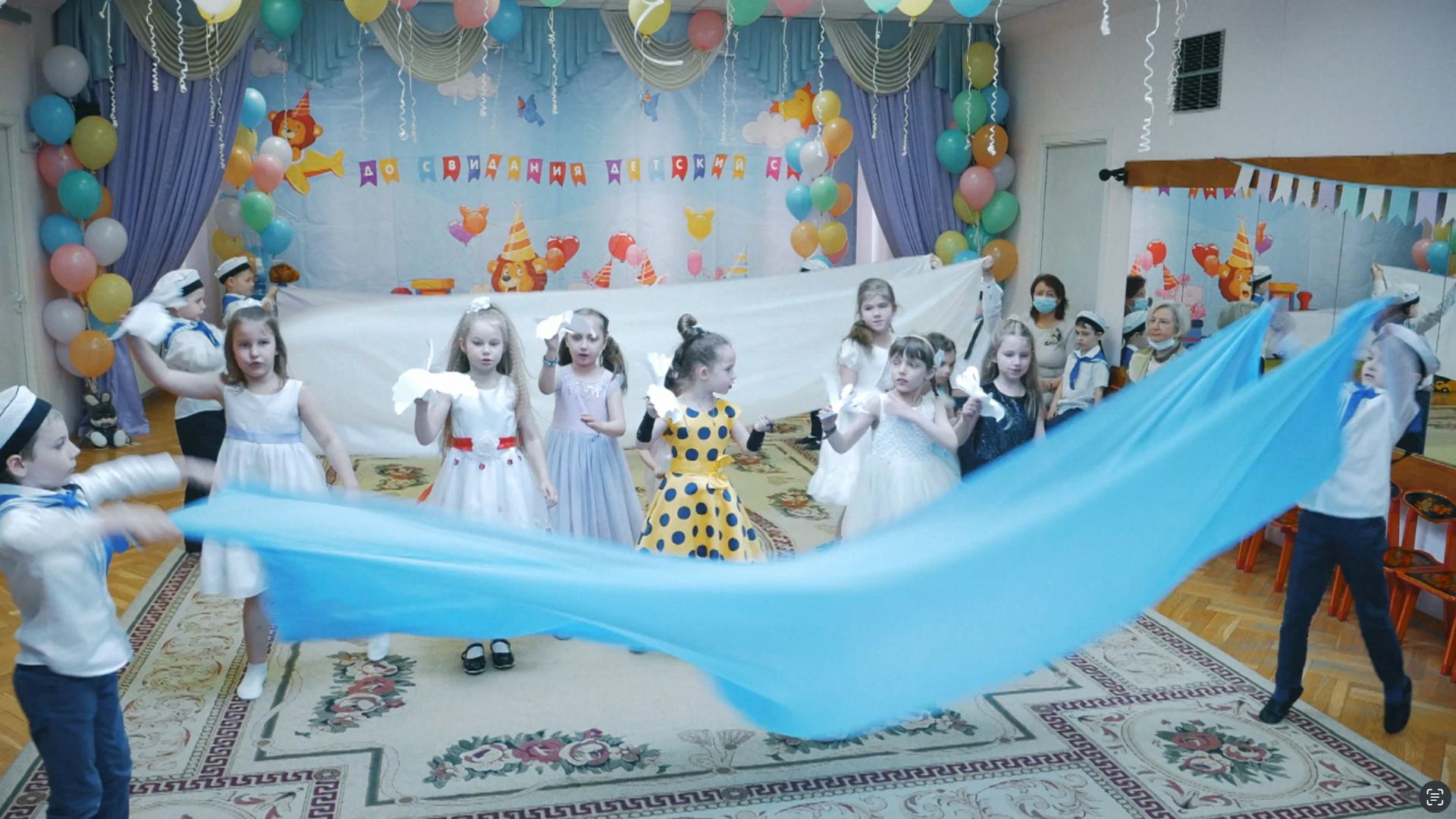 Танец с бумажными журавликами, с воздушными шариками и танцы морячков и  другие сценки на выпускном