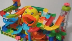 Мультики для детей. Собираем конструктор с уточкой. Катаем шарики. Увлекательное видео