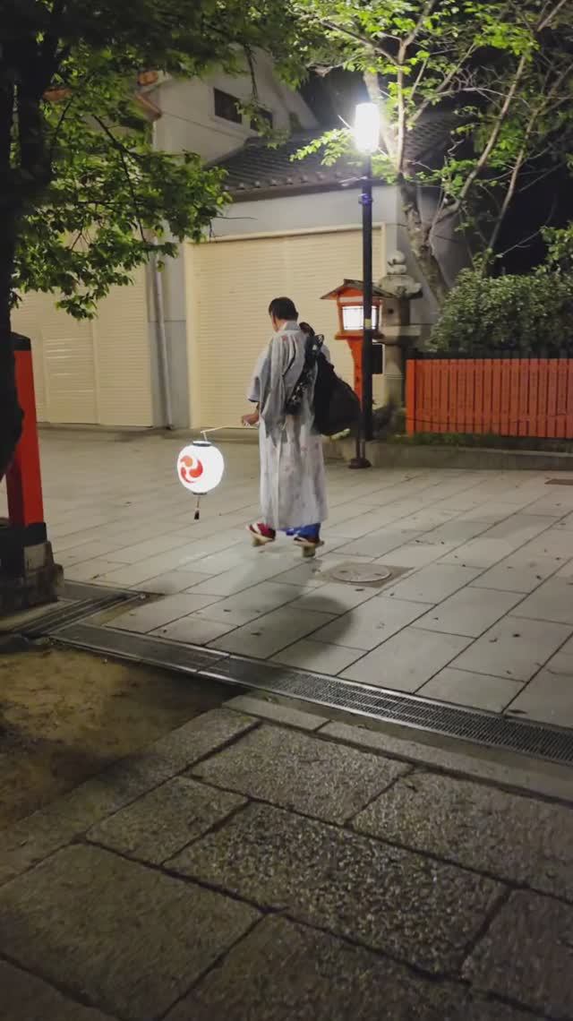 Вечер на улице в Киото, Япония