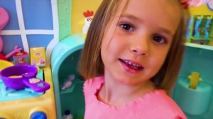 Катя играет с папой