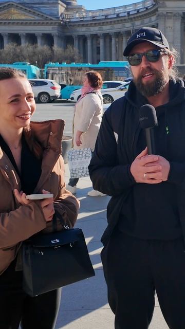 девушка отвечает на разные вопросы за бабосы