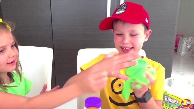 Катя играет с машинками Макса