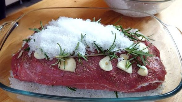 Соляной панцирь раскрывает вкус мяса - сочная, нежная говядина с чесноком и перцем 🎉