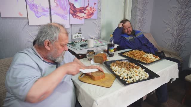 Сушим сухари на окрошку Так вкусно когда ешь ПОДВАЛ ИЛЬИЧА Жизнь за городом