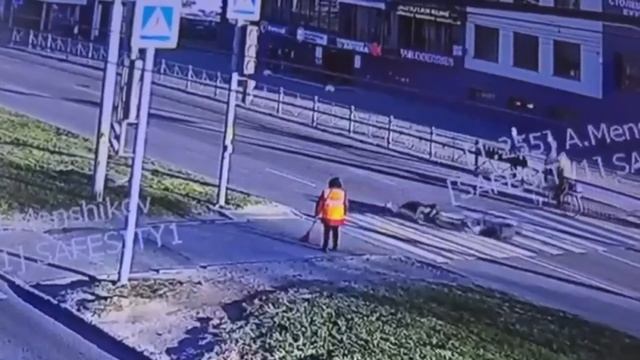 Самокатчик влетел в пенсионерку, а потом скрылся