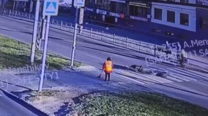 Самокатчик влетел в пенсионерку, а потом скрылся