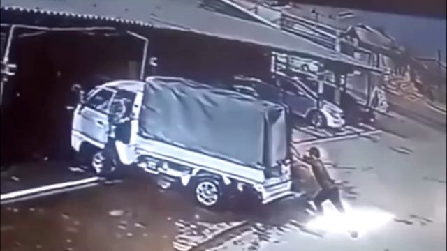 Парень помогает другим парням