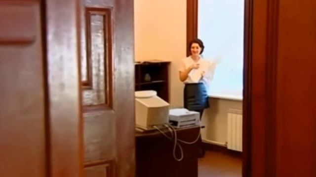 Когда женщина входит мужчины встают.