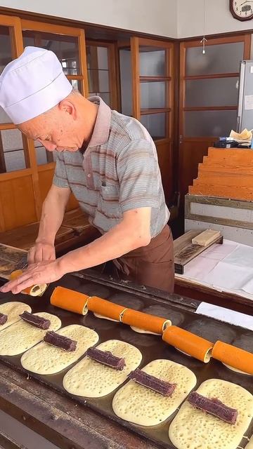 Оригинальные анмаки (сладкие рулетики из бобовой пасты), которые изготавливаются вручную