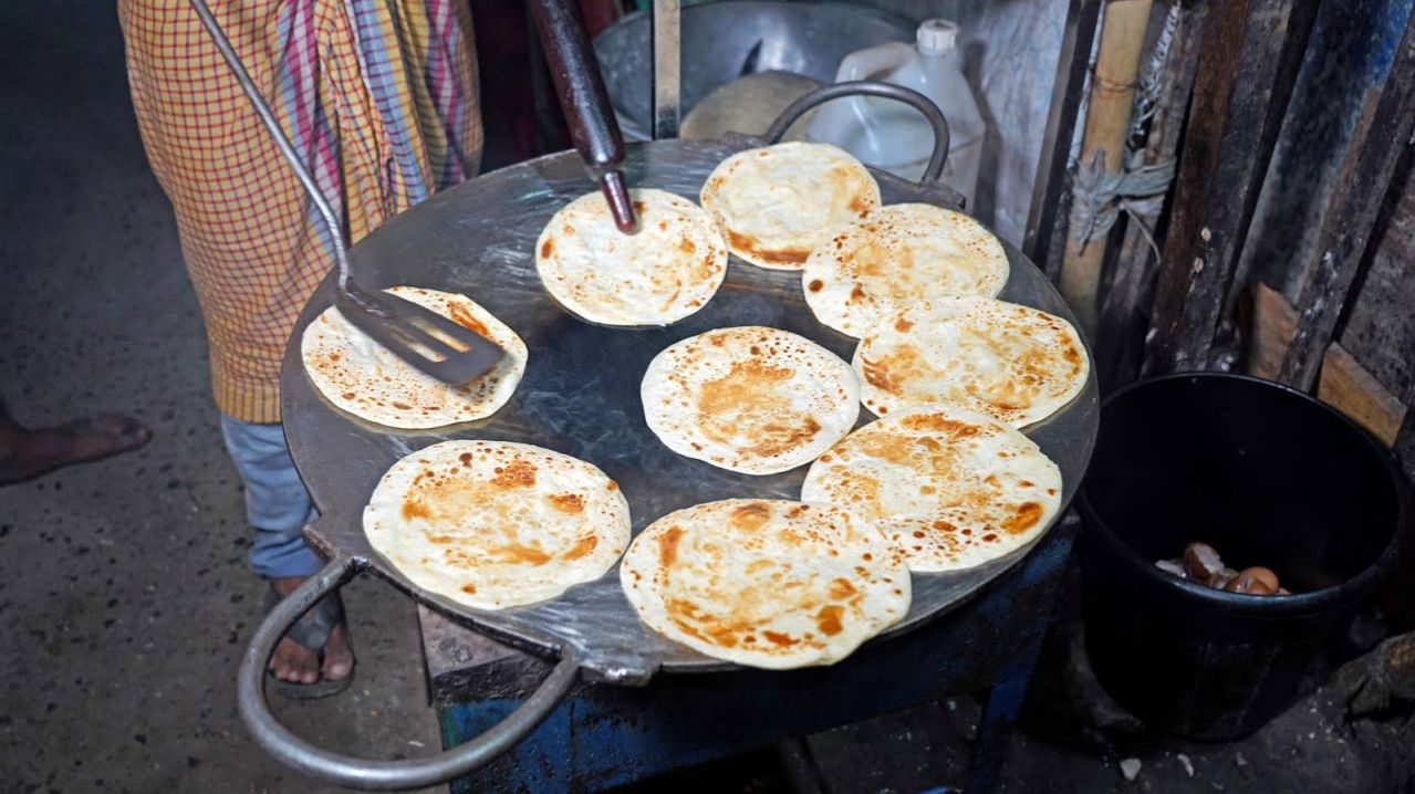 Приготовление параты с яйцом в полночь для трудолюбивых людей. Уличная еда Бангладеш