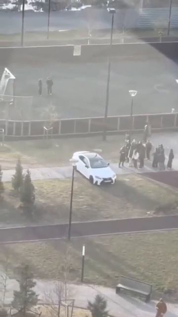 В Мурино подросток ездил на Лексусе по парку.РОДИТЕЛИ,НЕ ПОЗВОЛЯЙТЕ ДЕТЯМ БРАТЬ ВАШИ АВТО.