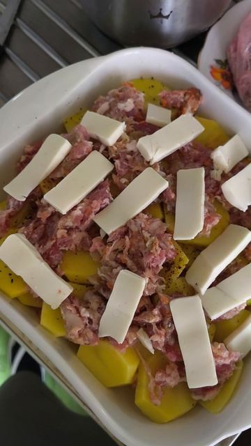 Давайте приготовим картошечка с фаршем в духовке