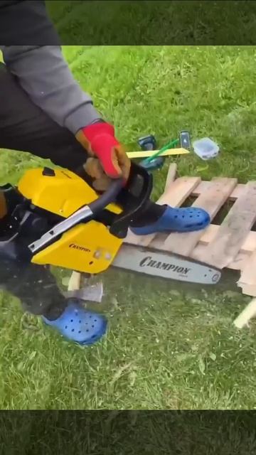 Делаем забор на дачу из поддонов.

Лайфхак