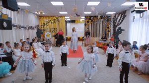 Малыши пришли поздравить Выпускную группу - как это мило - ещё бы вспомнить свой выпускной)))