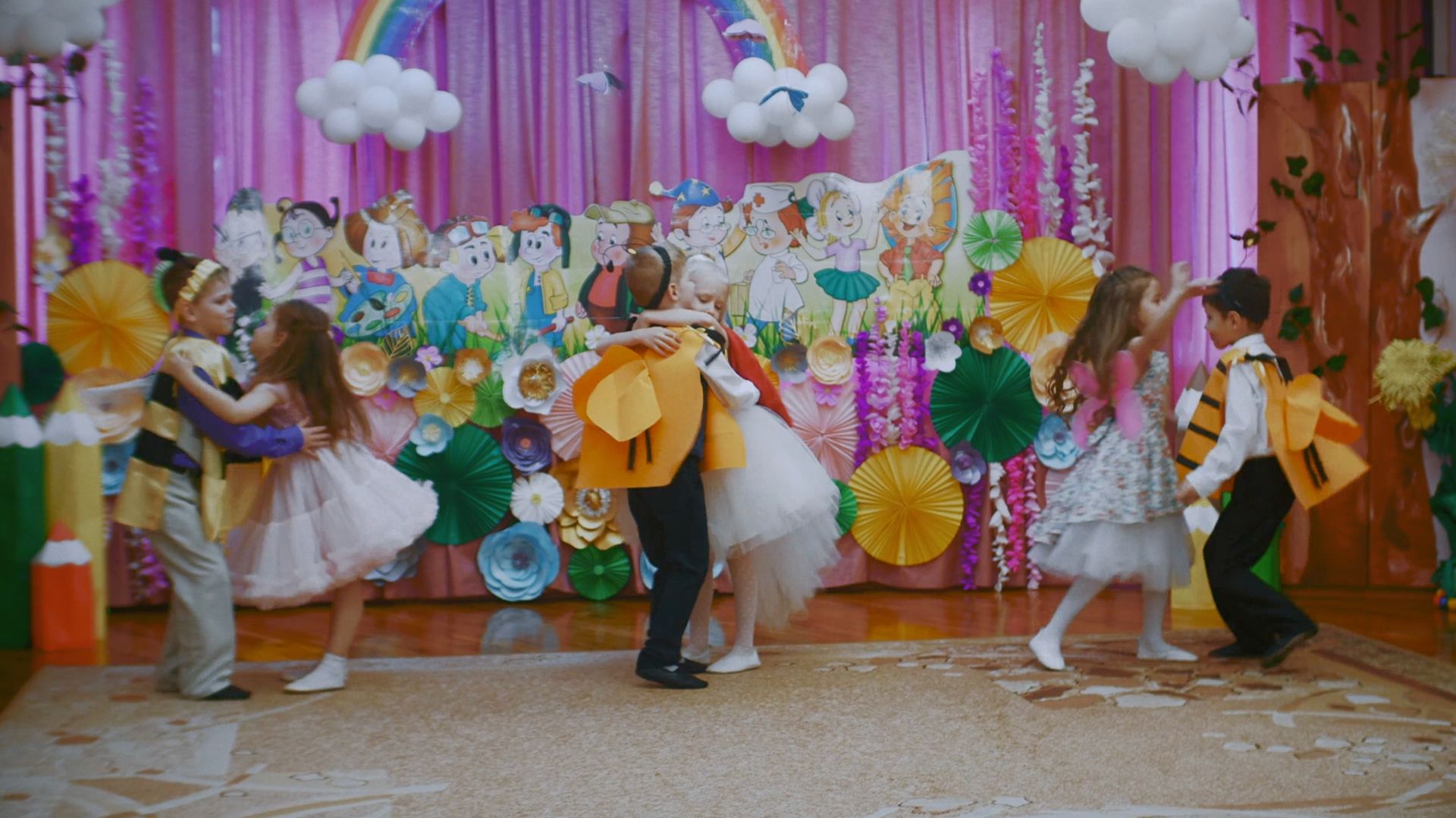 Танец пчёлок танцы и сценки с незнайкой новые песни и зажигательный вальс на выпускном в саду