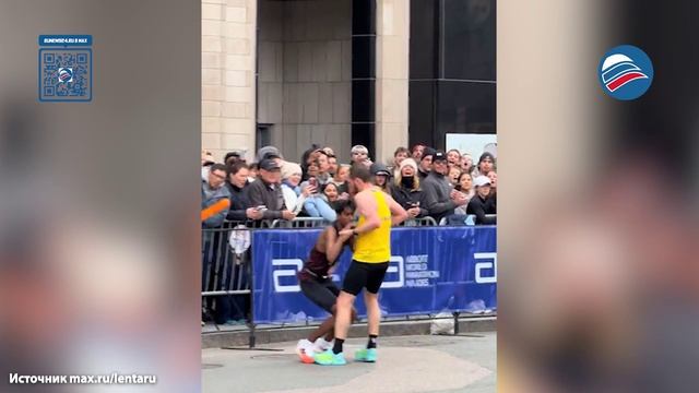 Герои марафона: соперники помогли обессиленному бегуну дойти до финиша