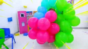 Влад и Никита играют с игрушками