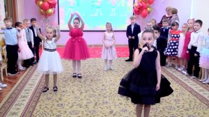 Очаровательные выпускницы очень по доброму спели свои любимые песенки - мамы чуть плачут от счастья