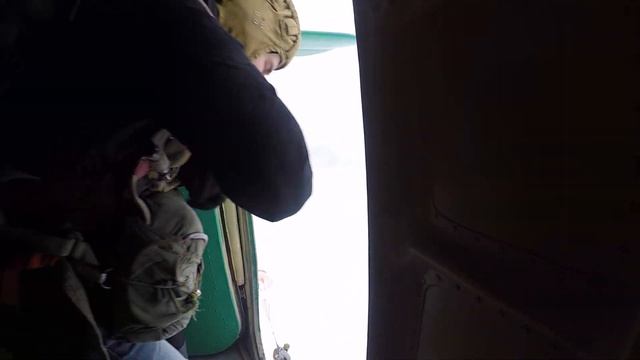 Клим Пилиев прыгает с парашютом